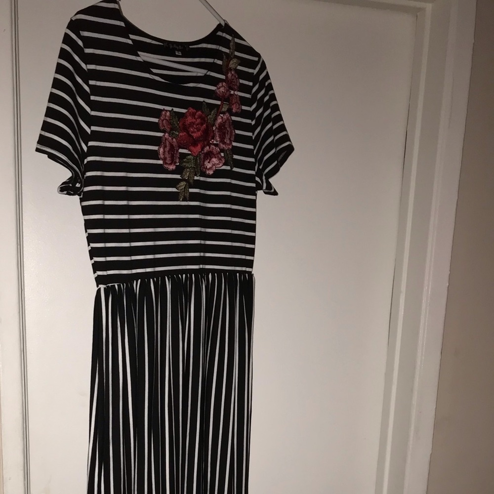 Long maxi dress with floral embellishment - Picture 2 of 5